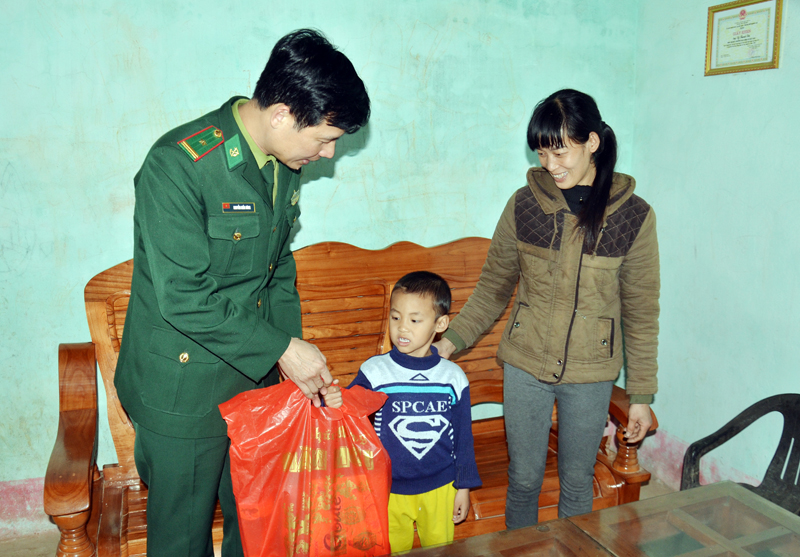 Lãnh đạo Đồn BP Bắc Sơn thăm, tặng quà cho gia đình chị Lỷ A Mùi (thôn Lục Phủ, xã Bắc Sơn) nhân dịp Tết Nguyên đán Mậu Tuất năm 2018. 