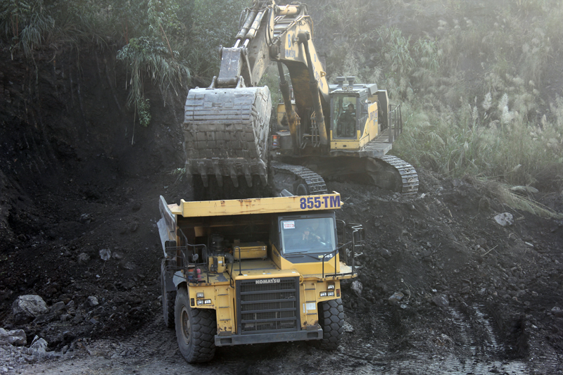 Công nhân  và các thiết bị máy móc tại khai trường mỏ Nam Tràng Bạch của Công ty 397 hăng say lao động trong những ngày đầu năm mới. 
