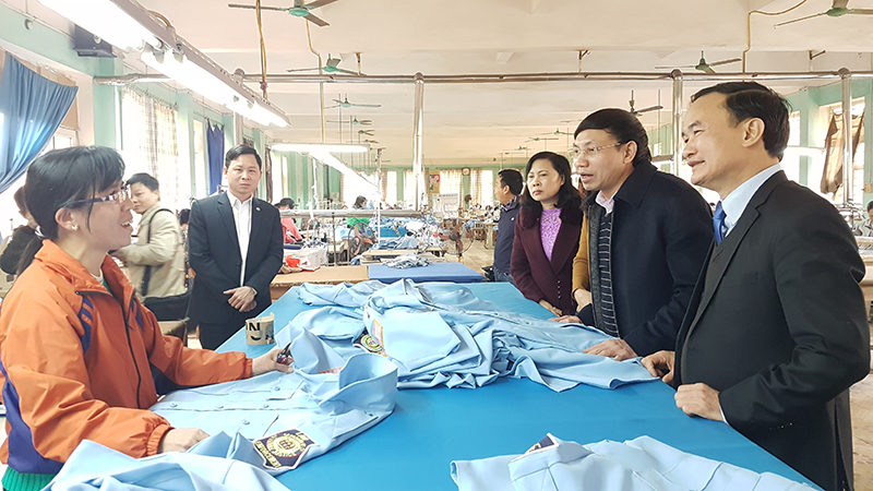 Lãnh đạo HĐND - LĐLĐ tỉnh trực tiếp thăm, tặng quà cho CNLĐ có hoàn cảnh khó khăn Công ty CP May Quảng Ninh dịp Tết nguyên đán 2018.