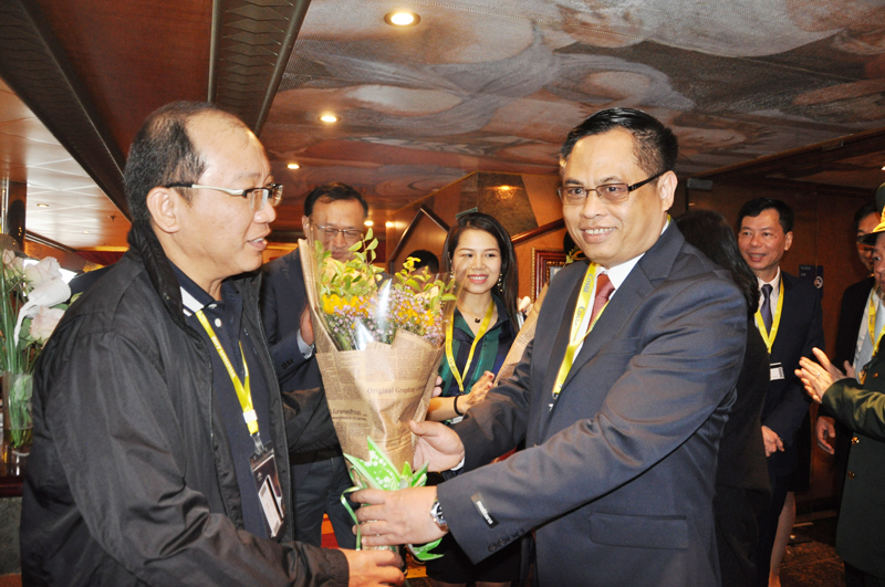 Ông Phạm Ngọc Thủy, Giám đốc Sở Du lịch tặng hoa cho đại diện lãnh đạo Công ty du lịch Trung Quốc đưa khách tàu biển đến Hạ Long