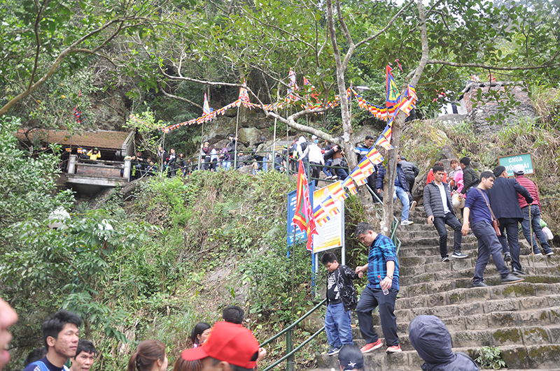 Các tuyến hành hương kéo dài trên núi cao của Yên Tử là một thách thức trong công tác vệ sinh môi trường mùa hội xuân.