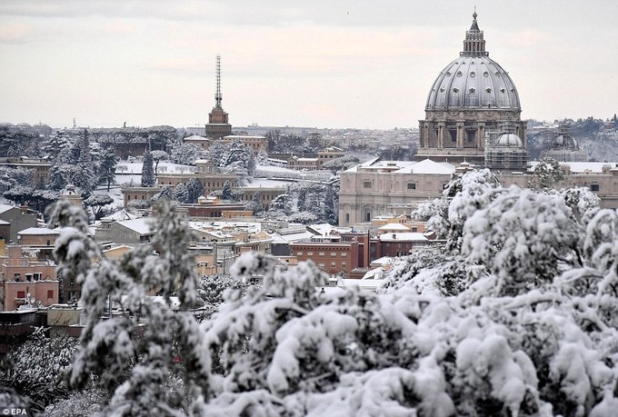 Đây là trận tuyết rơi đầu tiên tại Rome sau 6 năm, đó là lý do cả người dân thành phố và du khách đều phấn khích trước hiện tượng thời tiết này. Nhiều người thậm chí không thể lái xe đi làm nhưng vẫn tận hưởng khung cảnh hiếm có của thủ đô. Ảnh: EPA.