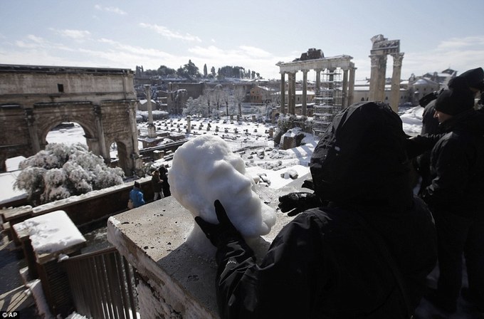 Nhiều du khách từ khắp nơi trên thế giới đến Rome mà không ngờ họ có cơ hội thấy khung cảnh tuyết rơi tuyệt đẹp trên thành phố cổ. Một nữ du khách đến từ Utah, Mỹ chia sẻ: 