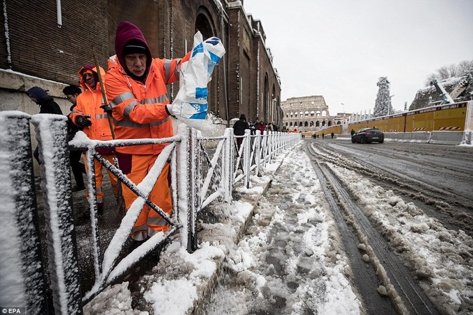 Lần cuối cùng Rome có tuyết rơi là từ tháng 2/2012. Thành phố vốn không đủ phương tiện đối phó với những trận bão tuyết khẩn cấp nên chính quyền phải kêu gọi những khu vực khác gửi xe ủi tuyết hỗ trợ. Lực lượng dân sự cũng được huy động để tham gia dọn tuyết trên đường cùng công nhân môi trường.