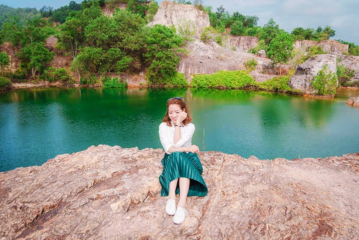  An Giang. Hồ nước nằm trên đỉnh núi Tà Pạ (huyện Tri Tôn, An Giang) nhờ màu xanh ngọc in bóng các mỏm đá như cảnh trong phim cổ trang, nên được nhiều bạn trẻ ví là 