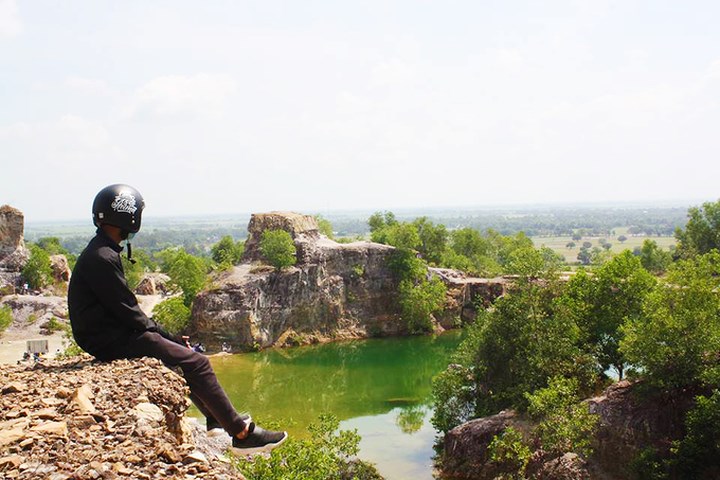   Màu nước ở hồ thay đổi theo độ sâu nên có chỗ màu xanh thẫm, có nơi màu nhạt hơn. Du khách có thể đến tham quan trong ngày hoặc cắm trại qua đêm. Để đến hồ, từ chợ Tri Tôn bạn hỏi đường đến chùa Tà Pạ, người dân hay gọi là chùa Núi hay chùa Chưn Num (theo tiếng Khmer). Từ cổng chùa đi khoảng 400 m sẽ tới đỉnh đồi, nơi có hồ nước.