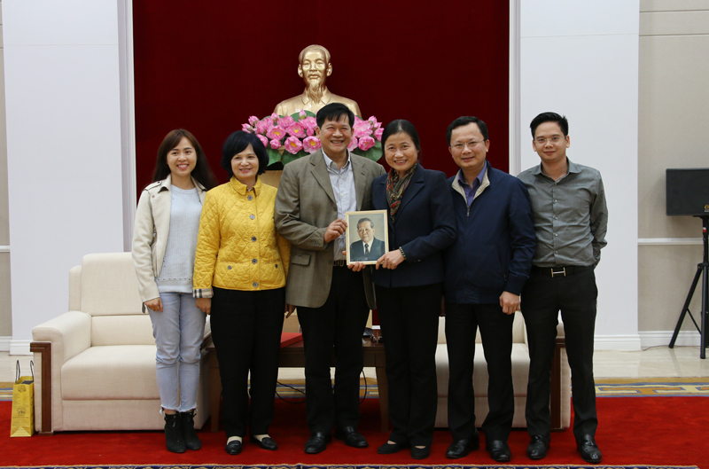 Gia đình Nguyên Tổng Bí thư Lê Duẩn trao tặng kỷ vật cho tỉnh Quảng Ninh.