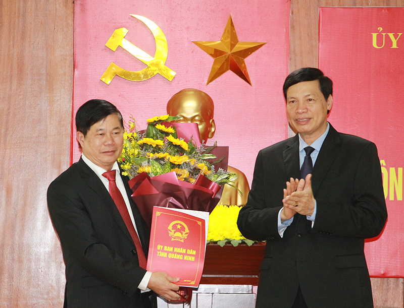 Chủ tịch UBND tỉnh Nguyễn Đức Long tặng hoa và trao quyết định về nghỉ chế độ cho đồng chí Nguyễn Văn Minh.
