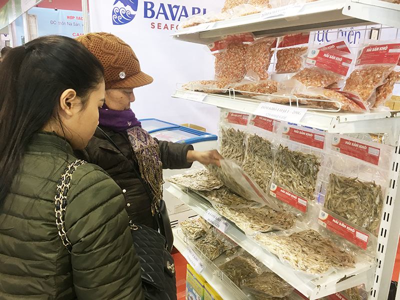 Người dân mua sắm tại Hội chợ OCOP Quảng Ninh Xuân 2018