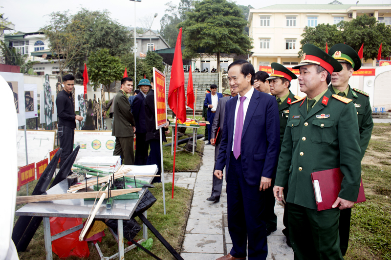 Lãnh đạo huyện Vân Đồn tham quan các mô hình học cụ huấn luyện và vũ khí phục chiến đấu.