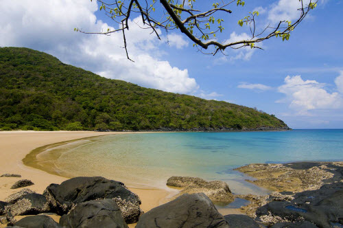 Điểm hấp dẫn ở Côn Đảo là sự hoang sơ, bờ biển đẹp và màu nước trong hiếm thấy rất thích hợp cho chuyến du lịch đầu năm. Ảnh: I.T