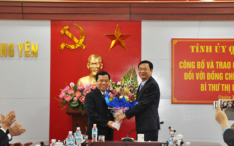 Đồng chí Nguyễn Văn Đọc, Bí thư Tỉnh ủy, Chủ tịch HĐND tỉnh, trao quyết định nghỉ hưu theo chế độ đối với đồng chí Nguyễn Văn Vinh.