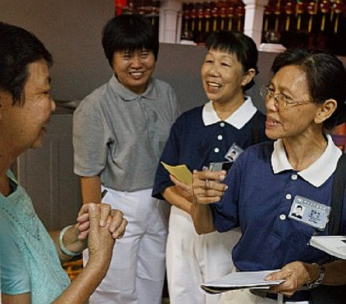 Nhân viên tại một nhà tang lễ ở Malaysia khuyến khích người dân không nên đốt vàng mã - Ảnh: Tzuki