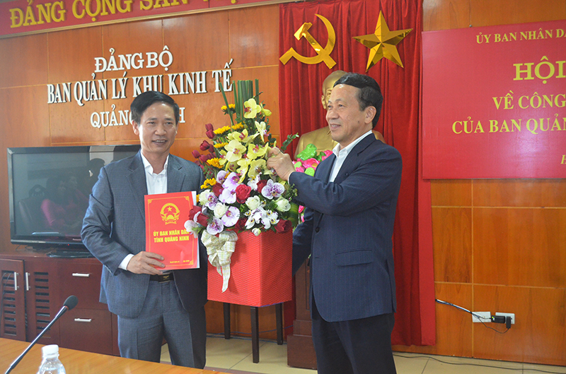 Đồng chí Nguyễn Văn Thành, Phó Chủ tịch UBND tỉnh tặng hoa và  trao Quyết định nghỉ hưu cho đồng chí Trịnh Văn Hồng