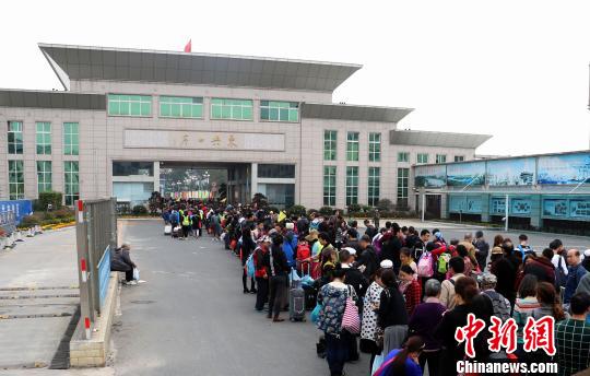 Du khách Trung Quốc xếp hàng chờ làm thủ tục thông quan tại cửa khẩu Đông Hưng (Trung Quốc).