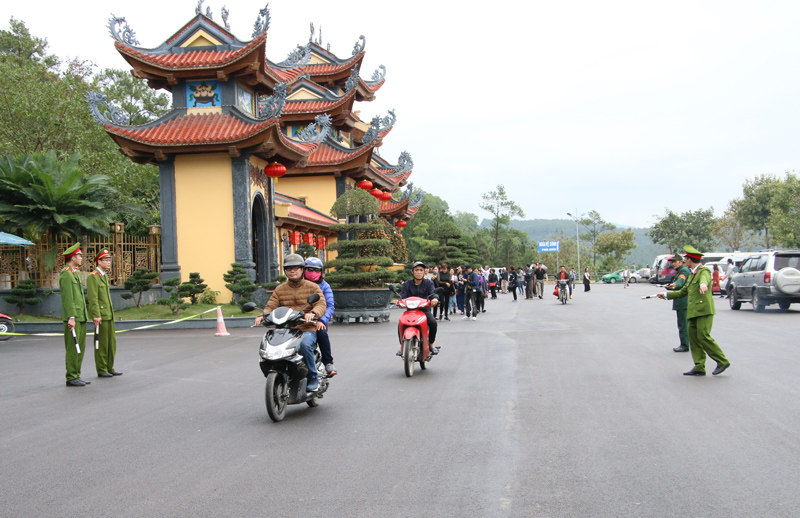 Công an TP Uông Bí làm nhiệm vụ phân luồng giao thông tại chùa Ba Vàng.