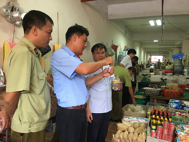 Lực lượng chức năng kiểm tra chất lượng hàng hóa tại chợ Trung tâm Bình Liêu, huyện Bình Liêu