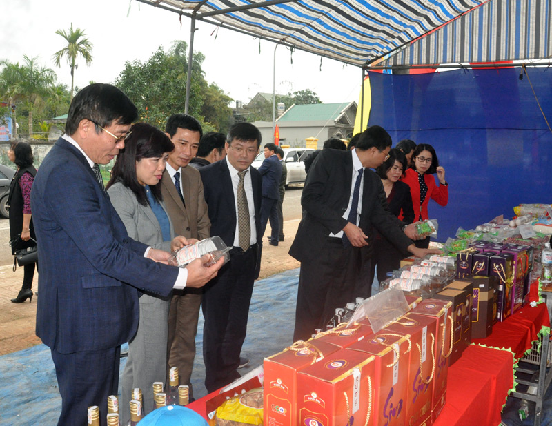 Đồng chí Vũ Ngọc Giao cùng lãnh đạo huyện Đầm Hà, các đại biểu tham quan gian hàng trưng bày các sản phẩm OCOP của huyện.