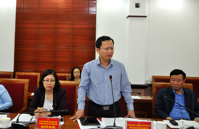 Đồng chí Cao Tường Huy, Ủy viên Ban Thường vụ Tỉnh ủy, Trưởng Ban Tuyên giáo Tỉnh ủy phát biểu tại cuộc họp.