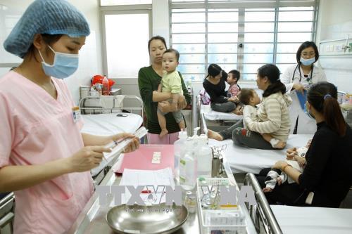 Chăm sóc điều trị cho trẻ mắc bệnh cúm tại khoa Truyền nhiễm - Bệnh viện Nhi Trung ương. Ảnh: Dương Ngọc/TTXVN