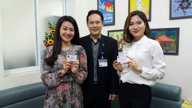 Biên tập viên Hồng Nhung (mặc trang phục đầm hoa) và biên tập viên Mai Trang (mặc trang phục áo trắng) đăng ký hiến mô/ tạng sau khi chết/ chết não. Ảnh: NVCC
