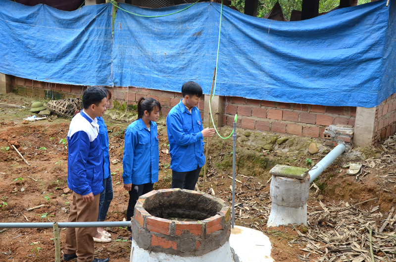 Công trình biogas giải quyết tốt vấn đề môi trường chăn nuôi của hộ anh Đặng Tằng Dương, dân tộc Dao, xóm Khe Cháy, thôn Phủ Liễn, xã Đồng Sơn, Hoành Bồ đang được Đoàn TN xã Đồng Sơn triển khai học tập, nhân rộng