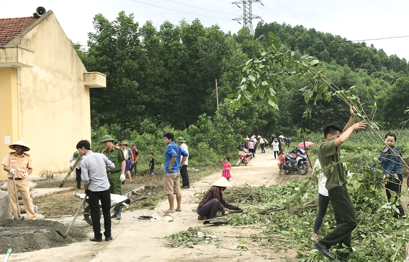 Lực lượng công an huyện hỗ trợ nhân dân thôn Khe Mực, xã Tân Dân chỉnh trang cảnh quan, vệ sinh môi trường, xây dựng NTM