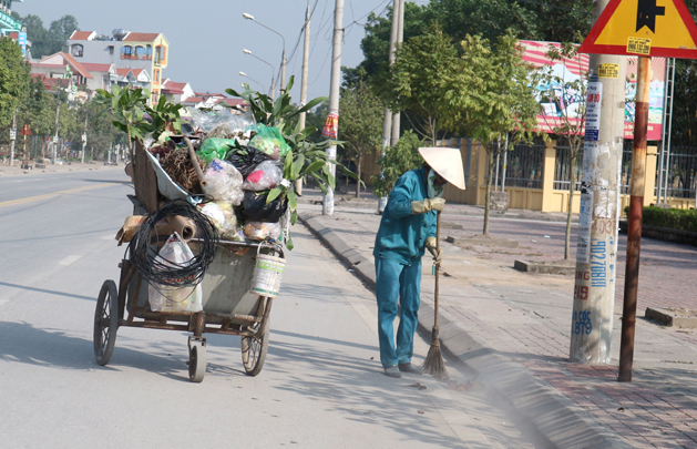 Công nhân vệ sinh môi trường thu gom rác thải hàng ngày tại khu vực thị trấn Trới, huyện Hoành Bồ