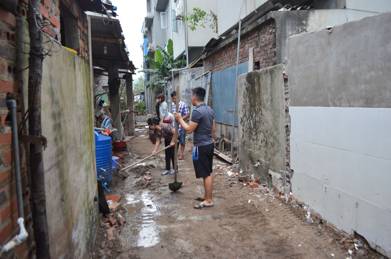 Ngày 17/11/2017, người dân tổ 3, khu 2, phường Yết Kiêu, TP Hạ Long tự nguyện tháo dỡ công trình lấn chiếm trái phép trên mặt cống Ảnh: Thanh Hoa .