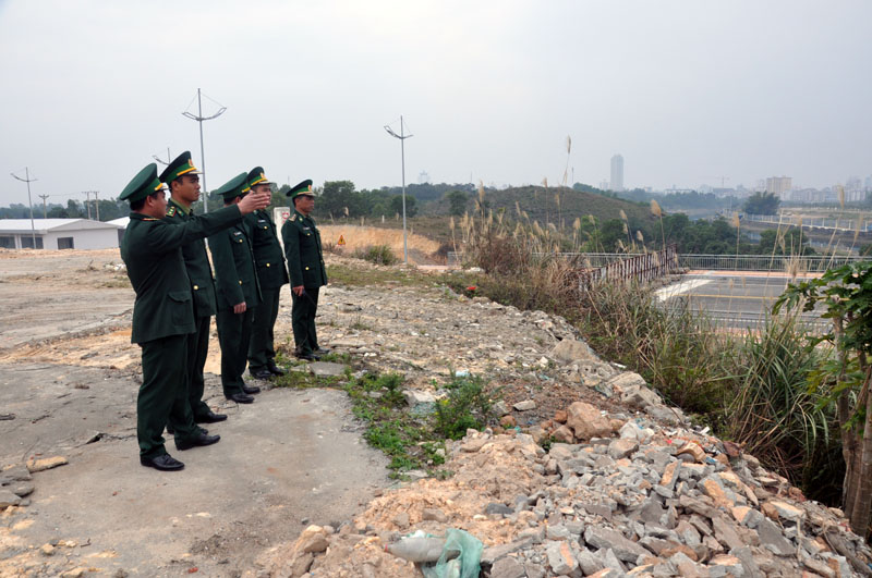 Cán bộ, chiến sĩ Đồn Biên phòng CKQTMC  tổ chức tuần tra, kiểm soát tại khu vực cửa khẩu Bắc Luân 2