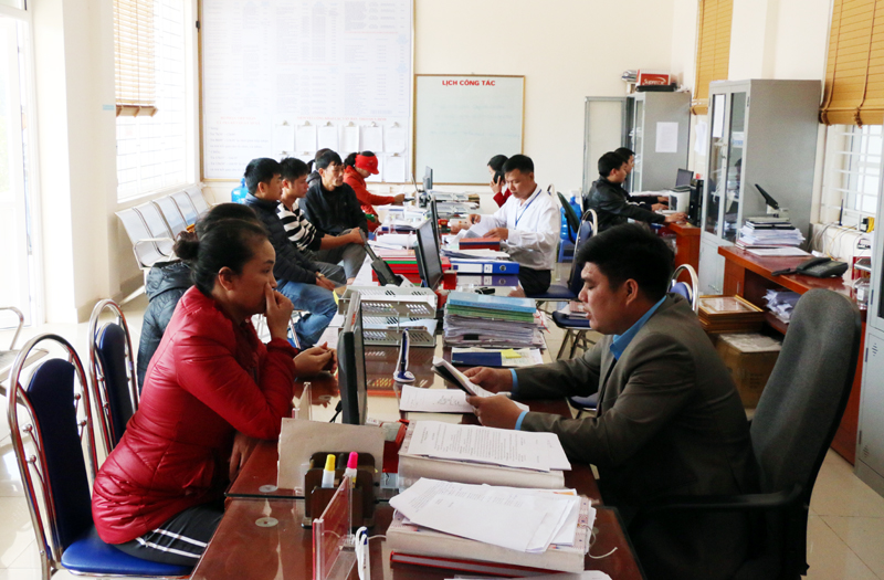 Người dân đến làm TTHC tại Bộ phận một cửa xã Hạ Long, huyện Vân Đồn