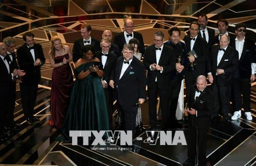 Đạo diễn Guillermo del Toro (giữa) cùng các diễn viên và đoàn làm phim 