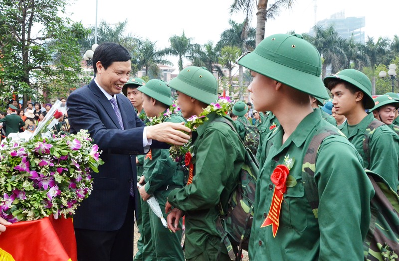 Đồng chí Nguyễn Đức Long, Chủ tịch UBND tỉnh, Chủ tịch Hội đồng nghĩa vụ quân sự tỉnh gióng trống giao quân tại TP Hạ Long.