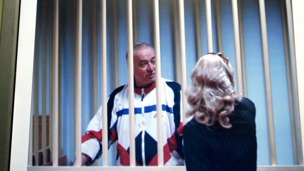 Sergei Skripal nói chuyện với luật sư sau khi bị bắt năm 2006. Ảnh: AP.