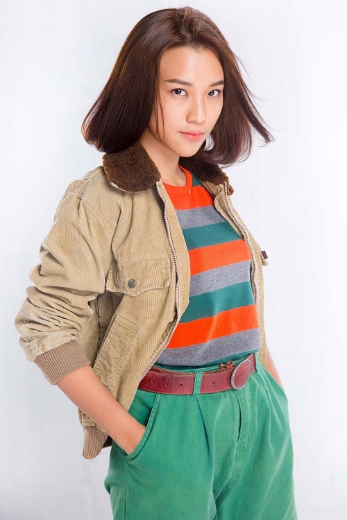 Hoàng Oanh thủ vai Mỹ Dung - trưởng nhóm với tính tình can đảm, hay bảo vệ các thành viên trong nhóm. Hoàng Oanh sinh năm 1990, là á hậu cuộc thi Hoa hậu Phụ nữ Việt Nam qua ảnh 2012.