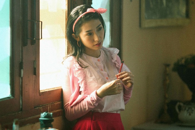 Bảo Châu - cô gái điệu đà mơ làm diễn viên - do Khổng Tú Quỳnh thể hiện. Cô thường diện sắc hồng với nhiều phụ kiện tôn vẻ nữ tính. Khổng Tú Quỳnh là ca sĩ trẻ sinh năm 1991, bạn gái của Ngô Kiến Huy.