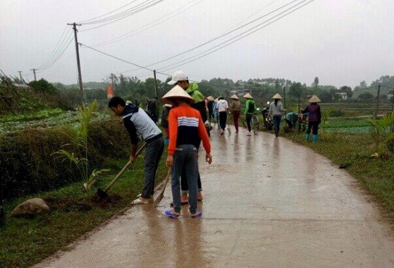 Người dân thôn Tân Đức, xã Quảng Tân tham ra dọn vệ sinh môi trường.