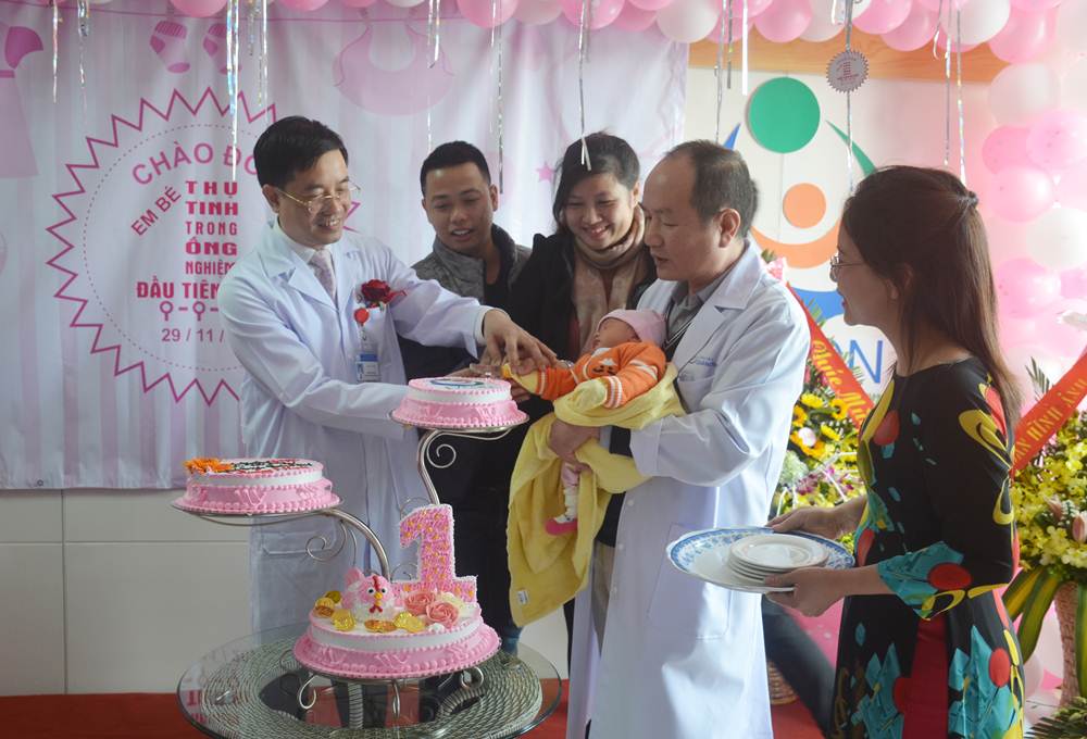 Bệnh viện Sản - Nhi Quảng Ninh chào đón em bé đầu tiên ra đời bằng phương pháp IVF. Ảnh: Nguyễn Hoa
