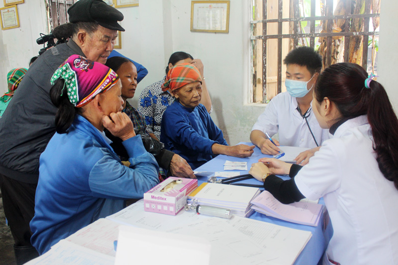 Y bác sĩ của Trung tâm Y tế huyện Bình Liêu khám bệnh miễn phí cho người dân.