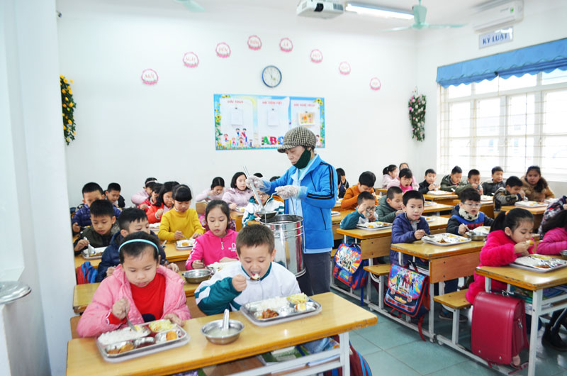 Bữa ăn bán trú tại Trường Tiểu học Quang Trung được giám sát chặt chẽ đảm bảo dinh dưỡng, các món thay đổi thường xuyên, được giữ ấm nóng