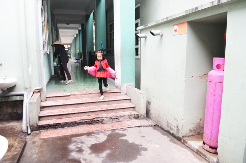 Nhà bếp, hệ thống ga của Trường Tiểu học Hà Lầm (TP Hạ Long) gần với khu phòng học, lượng học sinh qua lại nhiều khiến ban giám hiệu luôn lo lắng về công tác an toàn PCCN