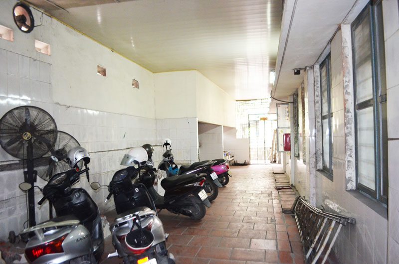 Nhà bếp của trường Tiểu học Trần Quốc Toản (TP Hạ Long) nhỏ hẹp, chung vách với phòng học gây nhiều bất tiện và không an toàn.