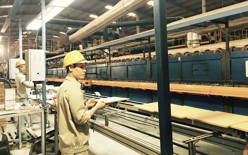 Sản xuất gạch ốp lát tại Công ty CP Gốm Đất Việt (TX Đông Triều). Ảnh: Hoài Anh 