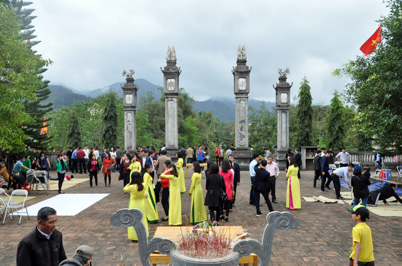Đông đảo khách du lịch trong và ngoài huyện Bình Liêu đến tham gia Lễ hội Đình Lục Nà, huyện Bình Liêu. 