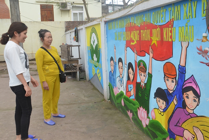 Chị Việt rất vui vì bà con trong thôn thích những bức tranh tường của mình.