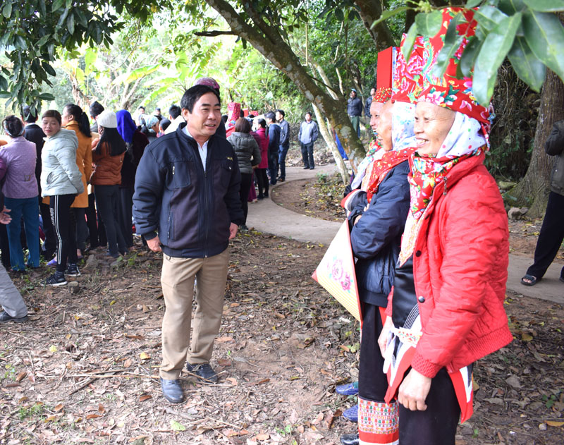 Ông Lưu Văn Sinh, người có uy tín thôn Hồng Phong, xã Phong Dụ tuyên truyền người dân không đốt vàng mã trong Lễ hội Đông Đình 2018