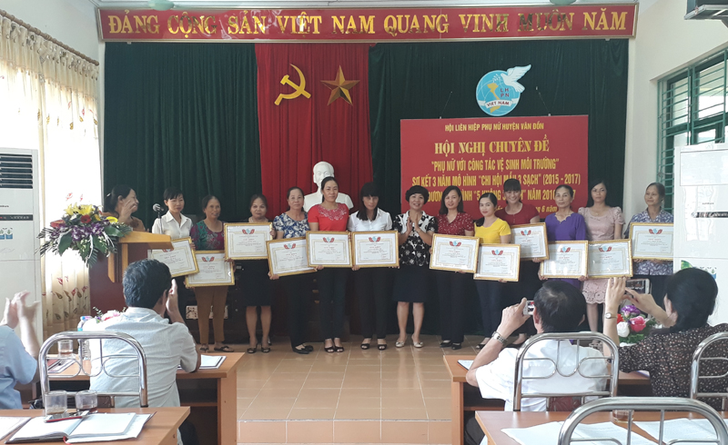 Hội LHPN huyện Vân Đồn khen thưởng các tập thể, cá nhân có thành tích trong công tác vệ sinh môi trường