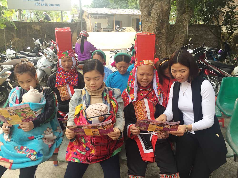 Phụ nữ xã Lục Hồn, huyện Bình Liêu được truyền thông, tư vấn, tiếp nhận tài liệu về KHHGĐ tại Chiến dịch 