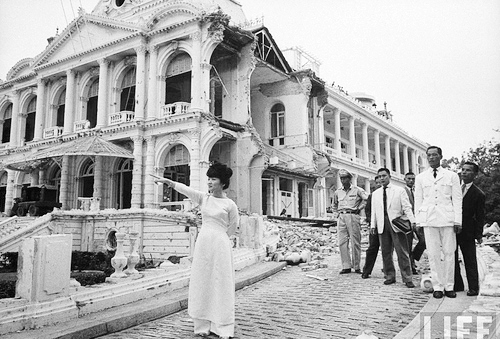 Bà Trần Lệ Xuân (vợ ông Ngô Đình Nhu - cố vấn Tổng thống Ngô Đình Diệm) kiểm tra dinh Norodom sau khi bị đánh bom ngày 27/2/1962. Ảnh: LIFE. 