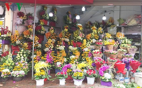 Các cửa hàng đã chuẩn bị sẵn một lượng lớn hoa để phục vụ cho ngày 8/3